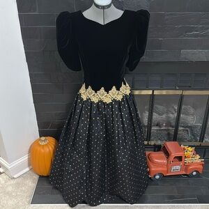 Beautiful vintage Scott McClintock dress